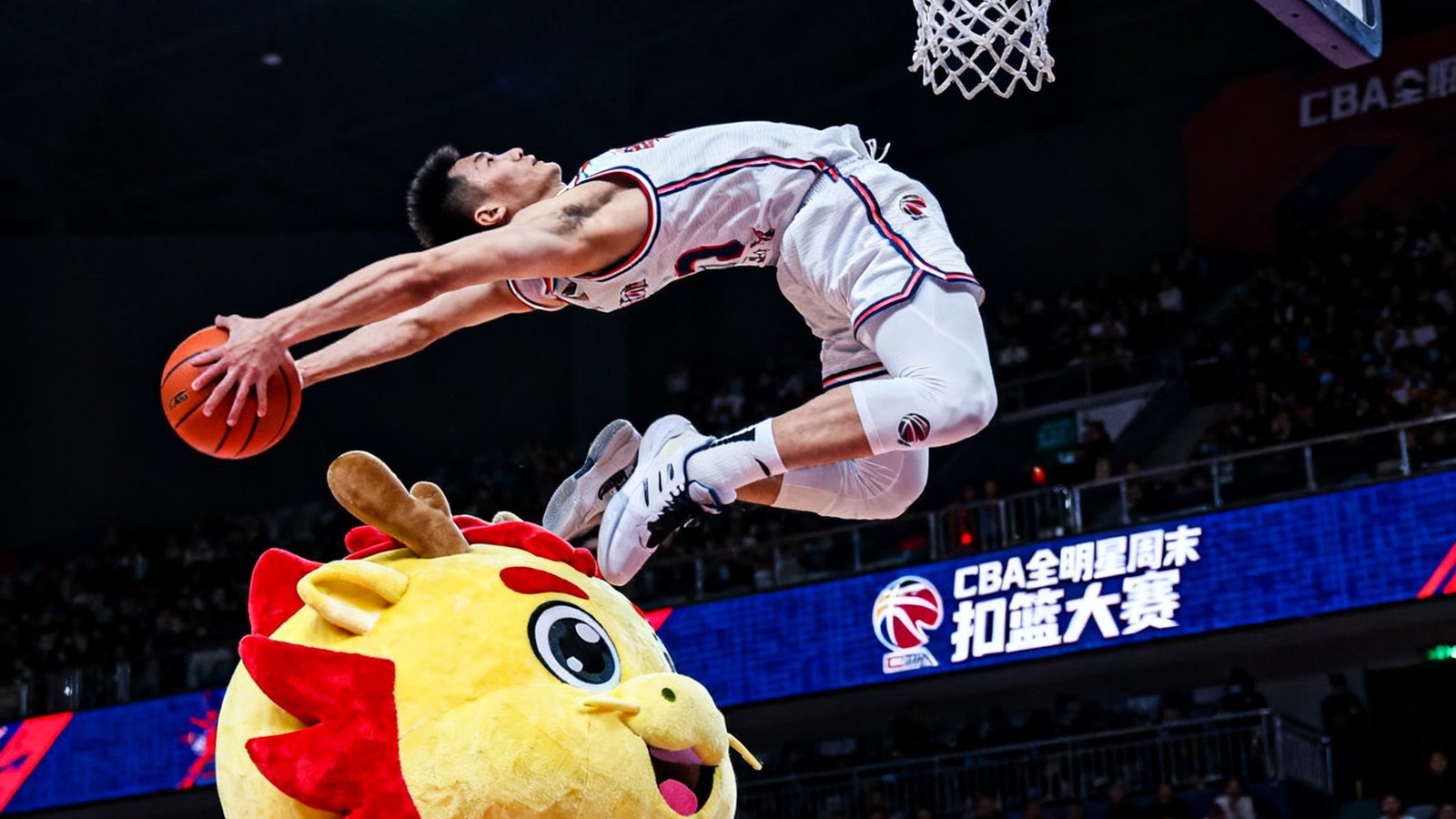 CBA全明星周末扣篮大赛精彩瞬间，球员飞跃吉祥物